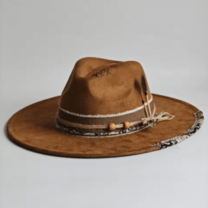 Chapeau cowboy effet daim marron avec corde et perles