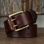 Ceinture cowboy cuir bordeaux double ardillon. Robuste, maintien renforcé, boucle laiton vintage, idéale pour un style western durable et authentique (7)