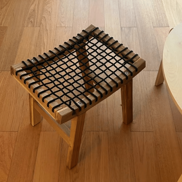 Tabouret bas en bois massif et corde tressée noire style western (3)