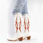 Botte western femme cuir vegan blanc cassé à éclairs rétro rouges (4)