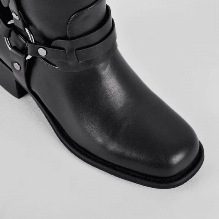Botte western noire femme à sangles métalliques (1)