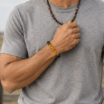 Bracelet western homme en pierre de lave noire et perles ambrées (1)