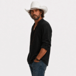 Chapeau cowboy blanc aspect paille tressée bandeau marron (1)