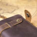 Portefeuille western long en cuir brut avec dragonne (12)