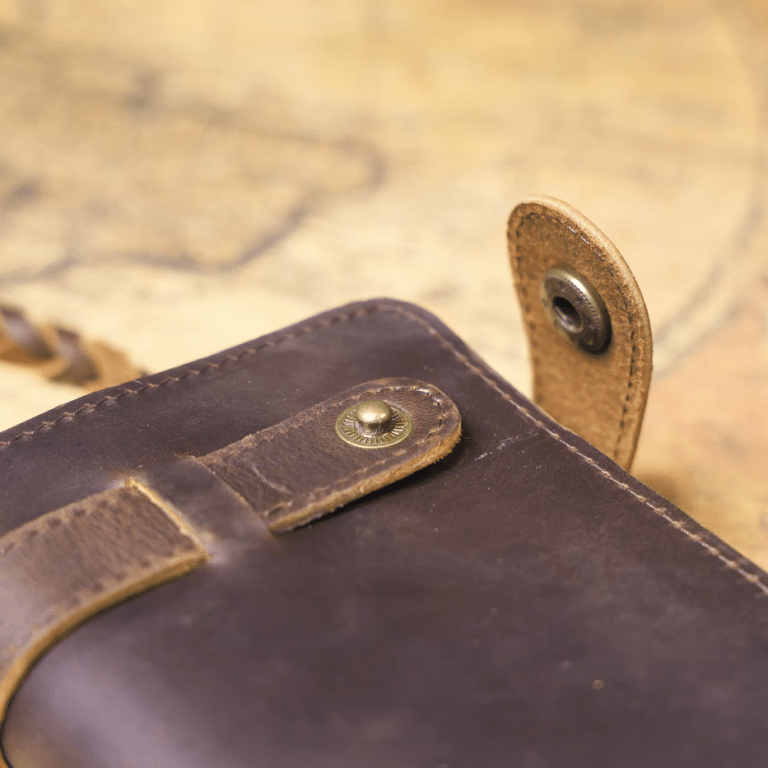 Portefeuille western long en cuir brut avec dragonne (12)