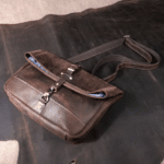 Sac messenger homme en cuir vintage à rabat roulé (12)