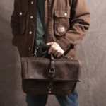 Sac messenger homme en cuir vintage à rabat roulé (3)