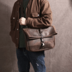 Sac messenger homme en cuir vintage à rabat roulé (4)