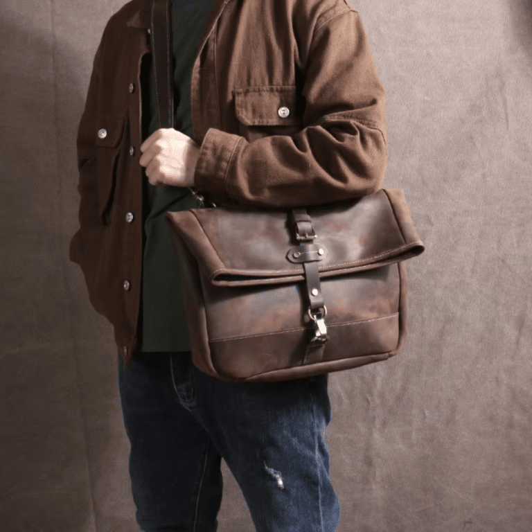 Sac messenger homme en cuir vintage à rabat roulé (4)