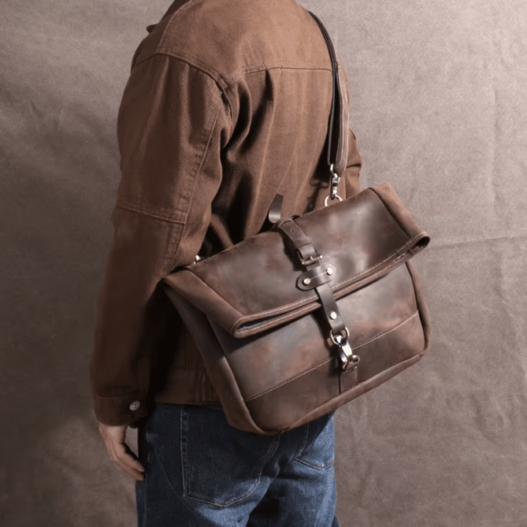Sac messenger homme en cuir vintage à rabat roulé (5)