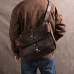 Sac messenger homme en cuir vintage à rabat roulé (6)