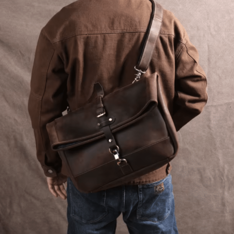 Sac messenger homme en cuir vintage à rabat roulé (6)