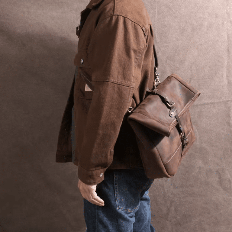 Sac messenger homme en cuir vintage à rabat roulé (7)