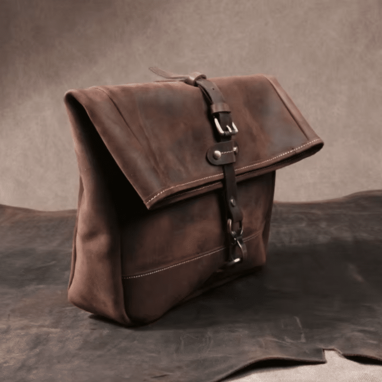Sac messenger homme en cuir vintage à rabat roulé (9)