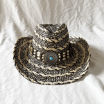 chapeau cowboy noir beige paille tressée médaillon turquoise (1)