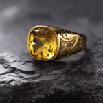 Bague chevalière western homme dorée à pierre jaune et motifs gravés (2)