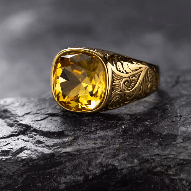Bague chevalière western homme dorée à pierre jaune et motifs gravés (2)