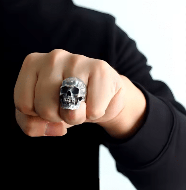 Bague tête de mort homme argentée (1)