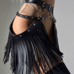 Ceinture cowgirl effet cuir sangles rivetées franges anneaux métal (2)