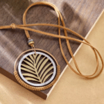Collier boho moderne avec pendentif végétal circulaire (1)