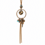Collier country assemblage anneau, plume et breloques (1)