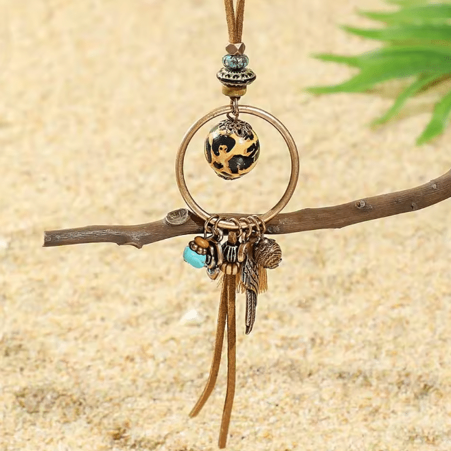 Collier country assemblage anneau, plume et breloques (2)