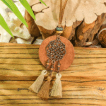 Collier sautoir bohème médaillon floral trois pompons (2)