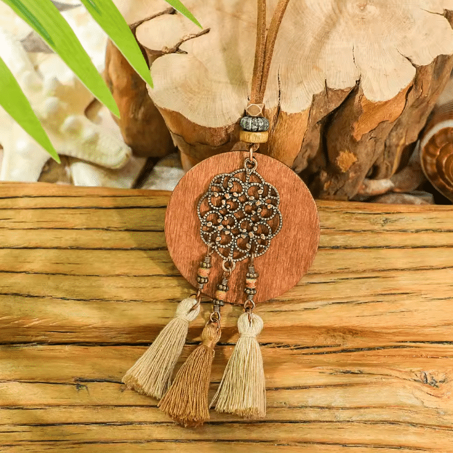 Collier sautoir bohème médaillon floral trois pompons (2)