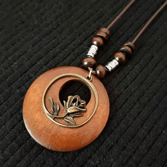 Collier western pendentif rond bois rose bronze (1)