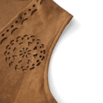 Gilet à franges camel motifs ajourés western daim végan (3)