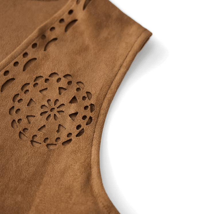 Gilet à franges camel motifs ajourés western daim végan (3)