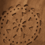 Gilet à franges camel motifs ajourés western daim végan (6)
