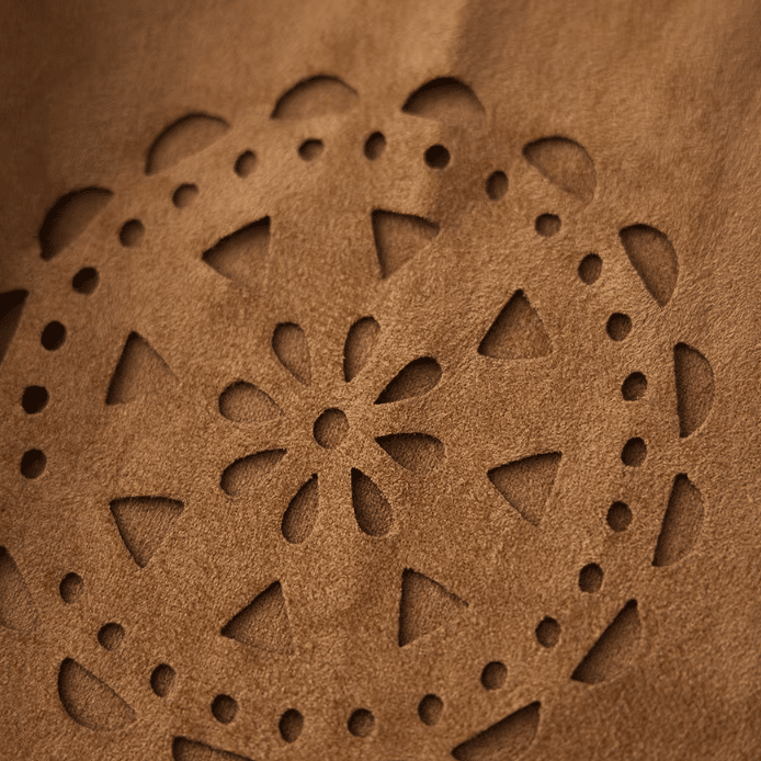 Gilet à franges camel motifs ajourés western daim végan (6)