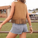 Gilet western femme camel aspect daim à franges et lacets (3)