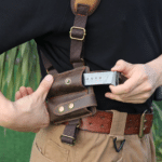 Holster d’épaule marron réglable toile et cuir porte chargeurs (7)
