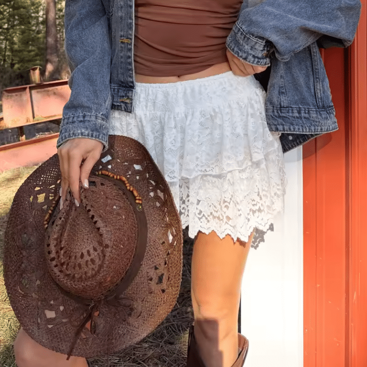 Jupe courte blanche en dentelle à volants style western (2)