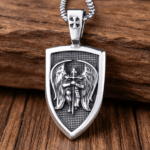 Pendentif vintage bouclier ange ailé argenté (1)
