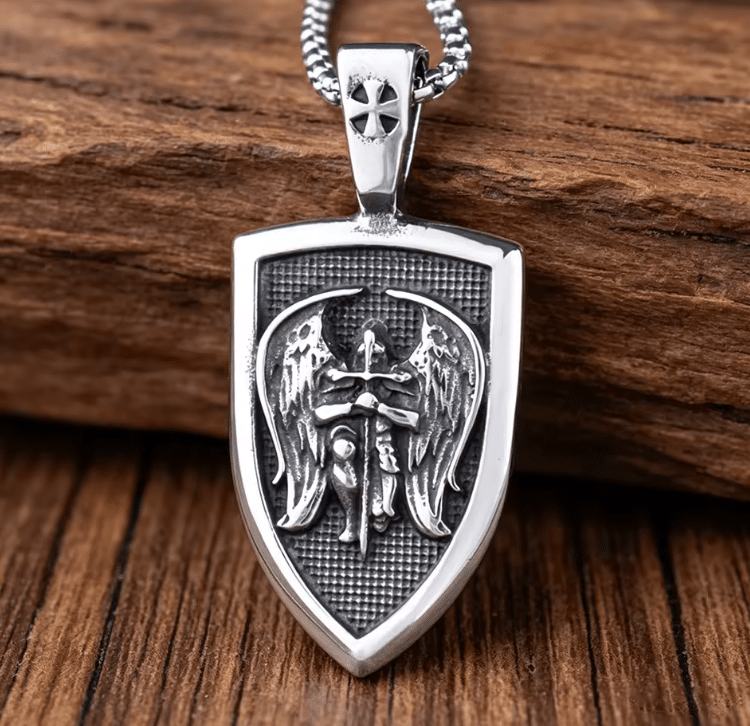 Pendentif vintage bouclier ange ailé argenté (1)