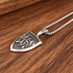 Pendentif vintage bouclier ange ailé argenté (4)