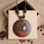 Collier hibou avec pendentif rond marron