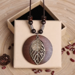 Collier western feuille à cordon perlé et finition bronze