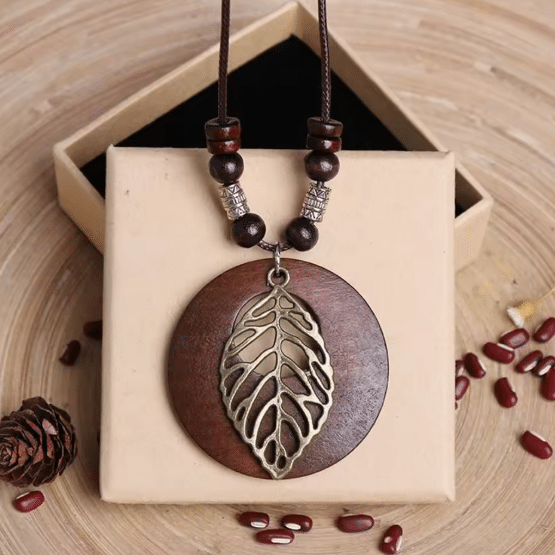 Collier western feuille à cordon perlé et finition bronze