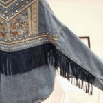Veste cowboy jean bleu broderies florales et franges (5)