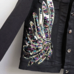 Veste jean noire courte grandes ailes brillantes pailletées (3)