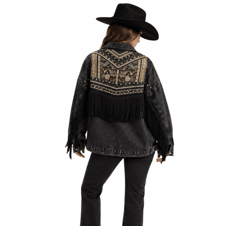 Veste noire aspect jean avec broderies florales, clous et franges dos (1)