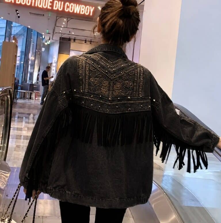 Veste noire aspect jean avec broderies florales, clous et franges dos (4)