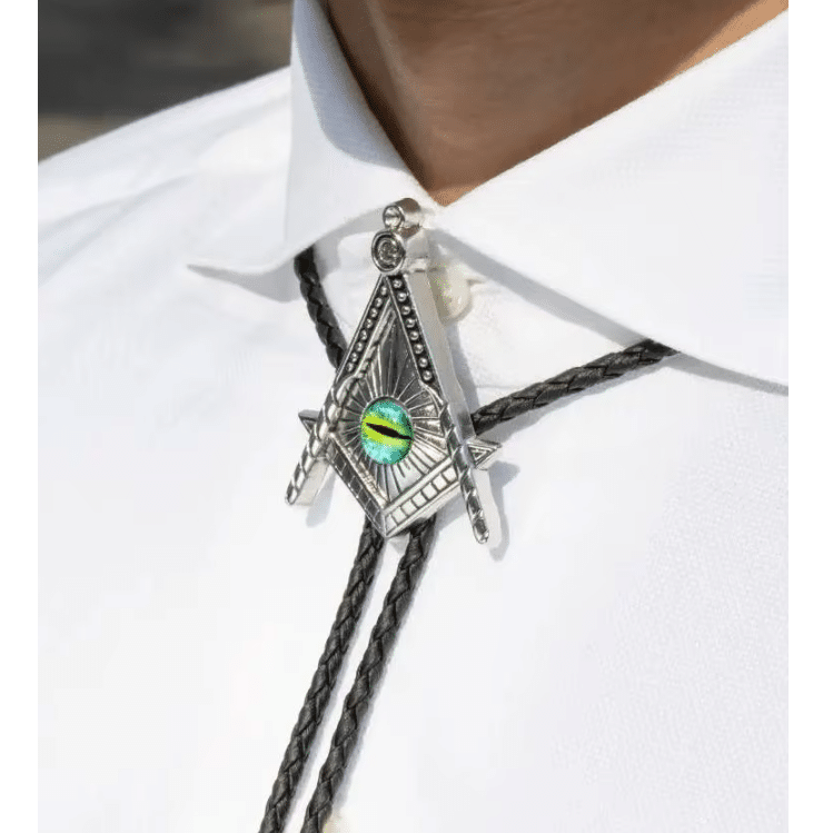 Bolo tie argenté maçonnique œil vert (1)