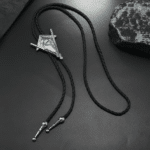 Bolo tie argenté maçonnique œil vert (2)