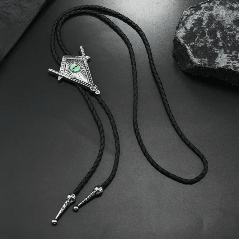 Bolo tie argenté maçonnique œil vert (2)