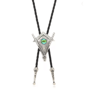 Bolo tie argenté maçonnique œil vert